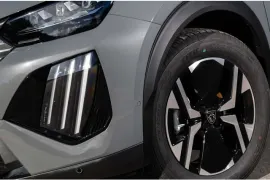 Peugeot 2008 GT 1.0 Turbo Flex 5p Aut 2025 – Detalhe Externo · Foto: Peugeot