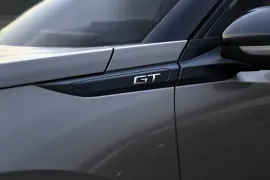 Peugeot 2008 GT 1.0 Turbo Flex 5p Aut 2025 – Emblema · Foto: Peugeot