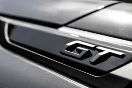 Peugeot 2008 GT 1.0 Turbo Flex 5p Aut 2025 – Emblema · Foto: Peugeot