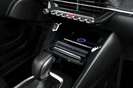 Peugeot 2008 Allure 1.0 Turbo 200 5p Aut 2026 – Detalhe Interno · Foto: Peugeot