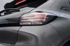 Peugeot 208 GT 1.0 Turbo 200 5p Aut 2026 – Lanterna · Foto: Peugeot