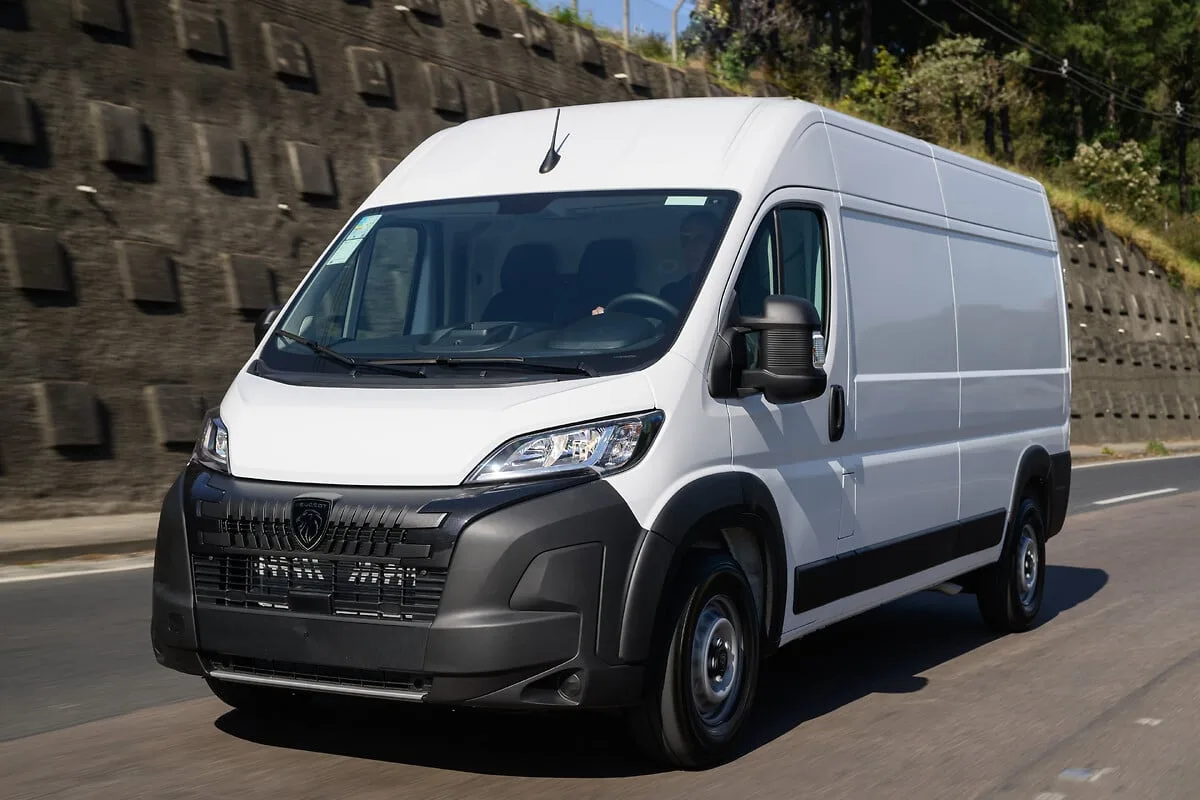 Peugeot Boxer Cargo 2.2 2026 – Diagonal Frontal · Foto: Peugeot