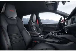 Porsche Cayenne GTS Coupe 4.0 500cv 2025 – Bancos da Frente · Foto: Porsche