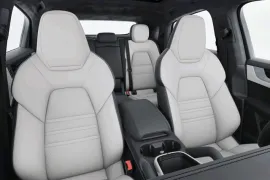 Porsche Cayenne Coupe Turbo E-Hybrid 4.0 V8 2025 – Bancos da Frente · Foto: Porsche