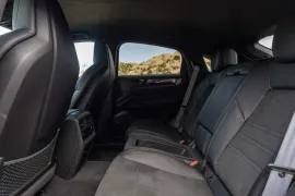 Porsche Cayenne Coupe Turbo GT 4.0 V8 2026 – Bancos de Trás · Foto: Porsche