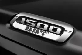 RAM 1500 LARAMIE 3.0 CD BI-TB 4x4 Aut 2025 – Emblema · Foto: Ram