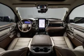 RAM 1500 LARAMIE 3.0 CD BI-TB 4x4 Aut 2025 – Interior · Foto: Ram