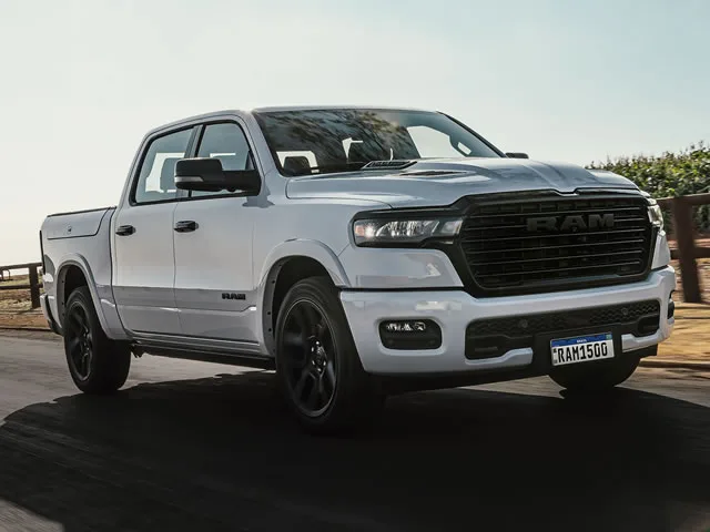 RAM 1500 LARAM. NIGHT ED. BI-TB 3.0 4x4 Aut 2025 – Diagonal Frontal · Foto: Ram
