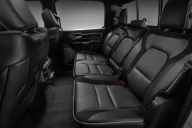 RAM 1500 LARAM. NIGHT ED. BI-TB 3.0 4x4 Aut 2025 – Bancos de Trás · Foto: Ram