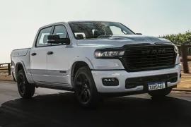 RAM 1500 LARAM. NIGHT ED. BI-TB 3.0 4x4 Aut 2025 – Diagonal Frontal · Foto: Ram