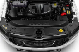 RAM 1500 LARAM. NIGHT ED. BI-TB 3.0 4x4 Aut 2025 – Motor · Foto: Ram