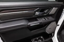 RAM 1500 LARAM. NIGHT ED. BI-TB 3.0 4x4 Aut 2026 – Detalhe Interno · Foto: Ram/Stellantis