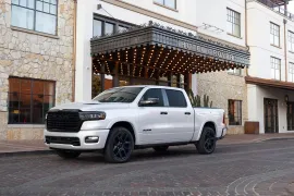 RAM 1500 LARAM. NIGHT ED. BI-TB 3.0 4x4 Aut 2026 – Diagonal Frontal · Foto: Ram/Stellantis