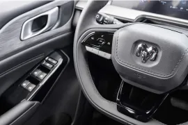 RAM DAKOTA WARLOCK 2.2 TB CD 4x4 Aut 2027 – Volante · Foto: Ram