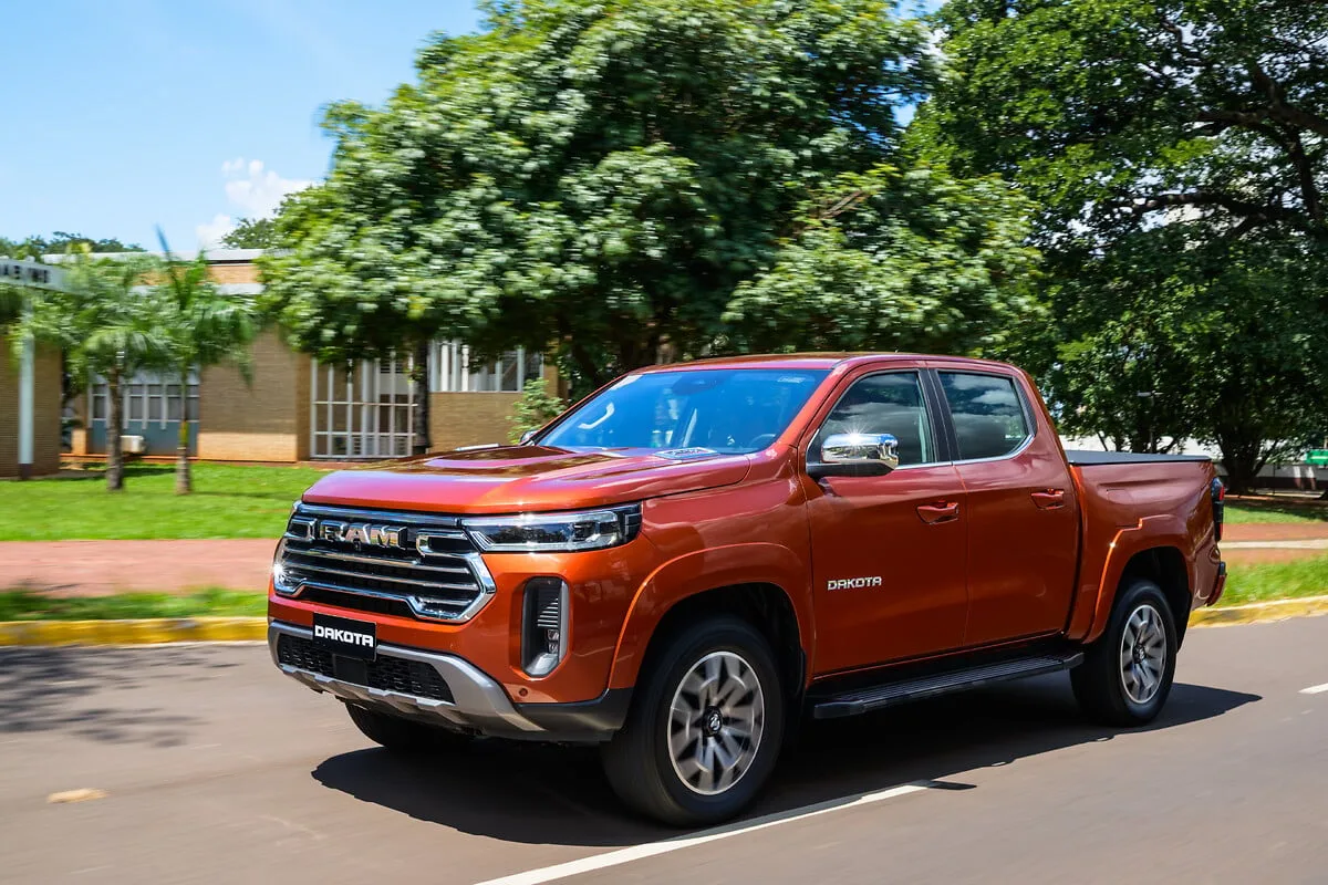 RAM DAKOTA LARAMIE 2.2 TB CD 4x4 Aut 2026 – Diagonal Frontal · Foto: Ram