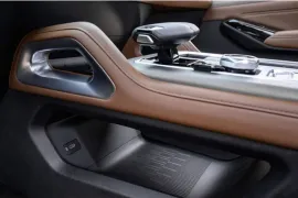 RAM DAKOTA LARAMIE 2.2 TB CD 4x4 Aut 2026 – Detalhe Interno · Foto: Ram