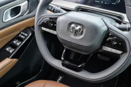 RAM DAKOTA LARAMIE 2.2 TB CD 4x4 Aut 2026 – Volante · Foto: Ram