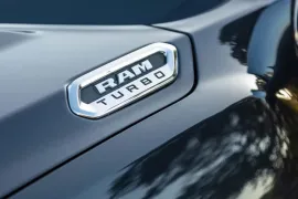 RAM RAMPAGE LAR. HURR. 4 2.0 TB CD 4X4 Aut 2024 – Emblema · Foto: Ram