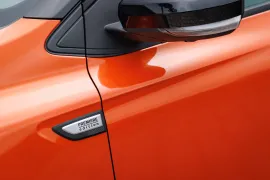 Renault Kardian Premiere Edition 1.0 2025 – Emblema · Foto: Renault