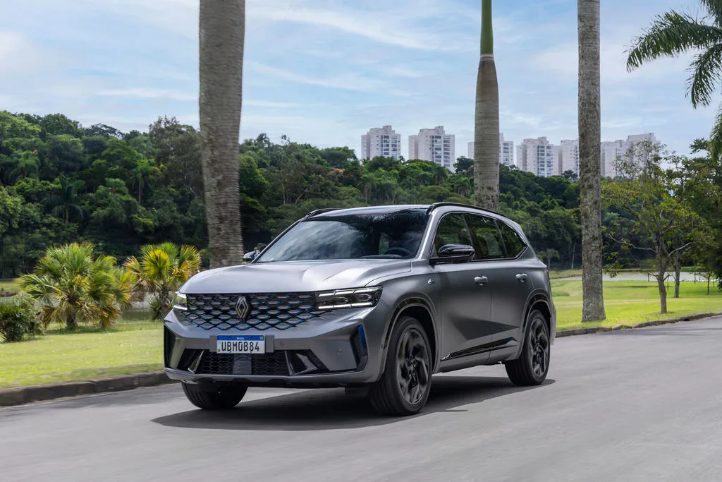 Renault Koleos E-Tech 1.5 Turbo 16V 5p Aut 2027 – Diagonal Frontal · Foto: Renault