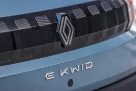 Renault KWID E-Tech Techno 2025 – Emblema · Foto: Renault
