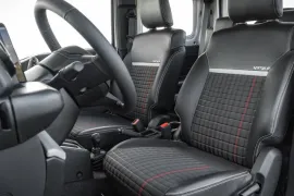 Suzuki Jimny Sierra 4Style 1.5 AT 2025 – Bancos da Frente · Foto: Suzuki