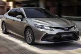 Toyota Camry XLE Hybrid 2.5 16V Aut 2024 – Diagonal Frontal · Foto: Toyota