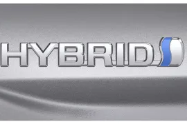 Toyota Camry XLE Hybrid 2.5 16V Aut 2024 – Emblema · Foto: Toyota