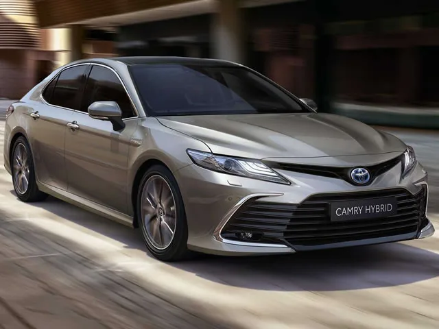 Toyota Camry XLE Hybrid 2.5 16V Aut 2024 – Diagonal Frontal · Foto: Toyota