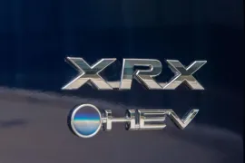 Toyota Corolla Cross XRX Hybrid 1.8 2026 – Emblema · Foto: Toyota