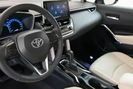 Toyota Corolla Cross XRX Hybrid 1.8 2026 – Interior · Foto: Toyota