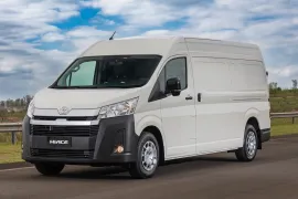 Toyota Hiace Furgão DX 2.8 TDI Aut 2026 – Diagonal Frontal · Foto: Toyota