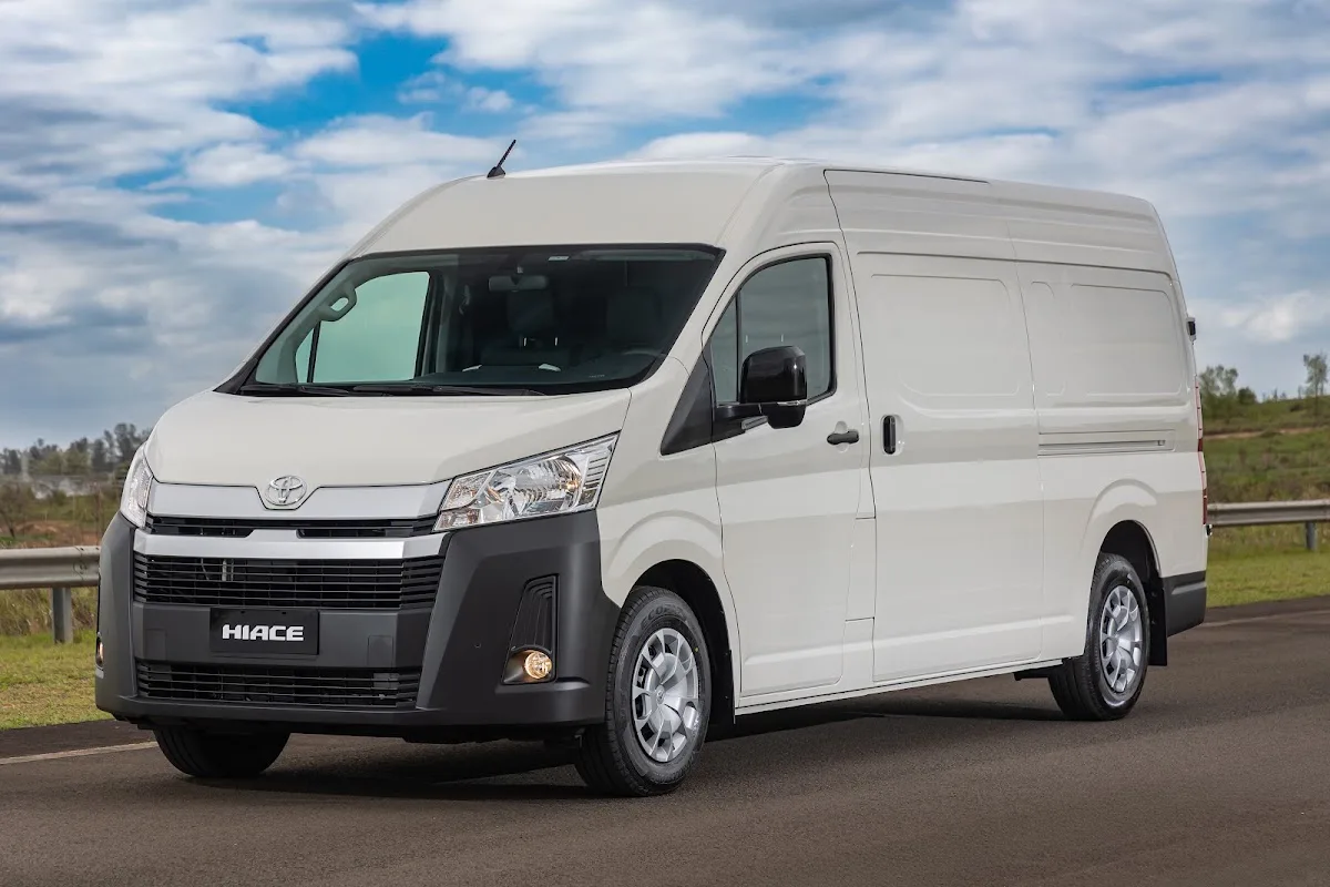 Toyota Hiace Furgão DX 2.8 TDI Aut 2026 – Diagonal Frontal · Foto: Toyota