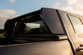 Toyota Hilux SRX Plus 2.8 Turbo 4x4 AT CD 2025 – Detalhe Externo · Foto: Toyota