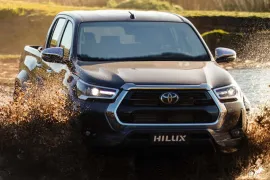Toyota Hilux SRX Plus 2.8 Turbo 4x4 AT CD 2025 – Em Movimento · Foto: Toyota
