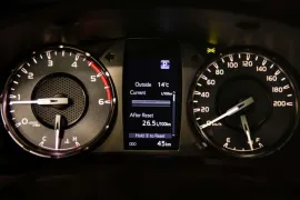 Toyota Hilux SRX Plus 2.8 Turbo 4x4 AT CD 2025 – Painel · Foto: Toyota