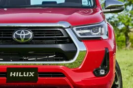 Toyota Hilux SRX 2.8 Turbo 4x4 AT CD 2025 – Detalhe Externo · Foto: Toyota