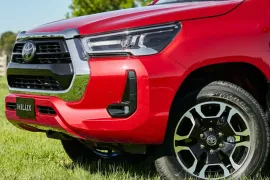 Toyota Hilux SRX 2.8 Turbo 4x4 AT CD 2025 – Detalhe Externo · Foto: Toyota
