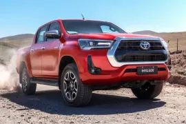 Toyota Hilux SRX 2.8 Turbo 4x4 AT CD 2025 – Diagonal Frontal · Foto: Toyota