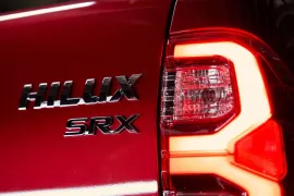 Toyota Hilux SRX 2.8 Turbo 4x4 AT CD 2025 – Lanterna · Foto: Toyota