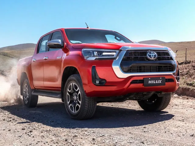 Toyota Hilux SRX 2.8 Turbo 4x4 AT CD 2025 – Diagonal Frontal · Foto: Toyota