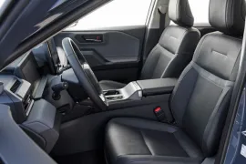 Toyota Rav4 SX Hybrid 2.5 2026 – Bancos da Frente · Foto: Toyota