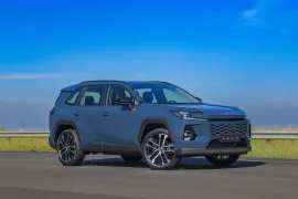 Toyota Rav4 SX Hybrid 2.5 2026 – Diagonal Frontal · Foto: Toyota