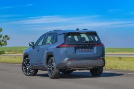 Toyota Rav4 SX Hybrid 2.5 2026 – Diagonal Traseira · Foto: Toyota
