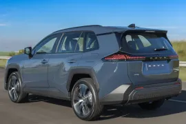 Toyota Rav4 SX Hybrid 2.5 2026 – Diagonal Traseira · Foto: Toyota