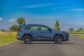 Toyota Rav4 SX Hybrid 2.5 2026 – Lateral · Foto: Toyota