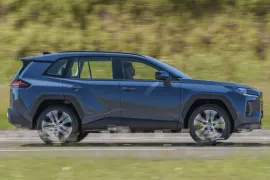 Toyota Rav4 SX Hybrid 2.5 2026 – Lateral · Foto: Toyota