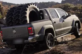 Volkswagen Amarok Extreme 3.0 V6 4x4 AT CD 2026 – Diagonal Traseira · Foto: Volkswagen