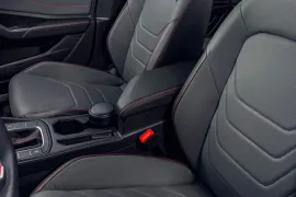 Volkswagen Jetta GLi 2.0 TSi 2026 – Bancos da Frente · Foto: Volkswagen