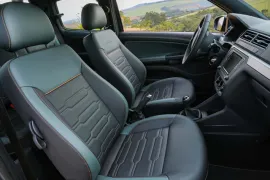 Volkswagen Saveiro Extreme 1.6 16V CD 2026 – Bancos da Frente · Foto: Volkswagen